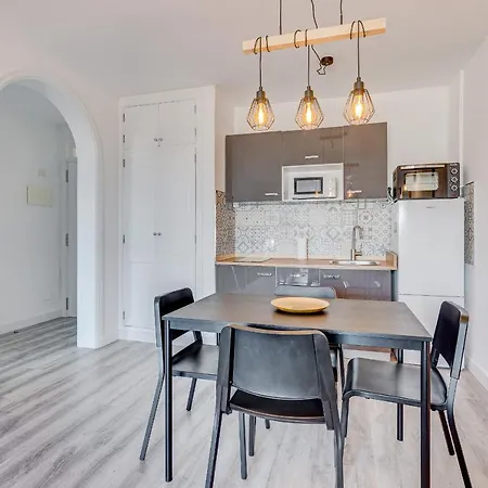 Bright And Modern In דירה אדחה