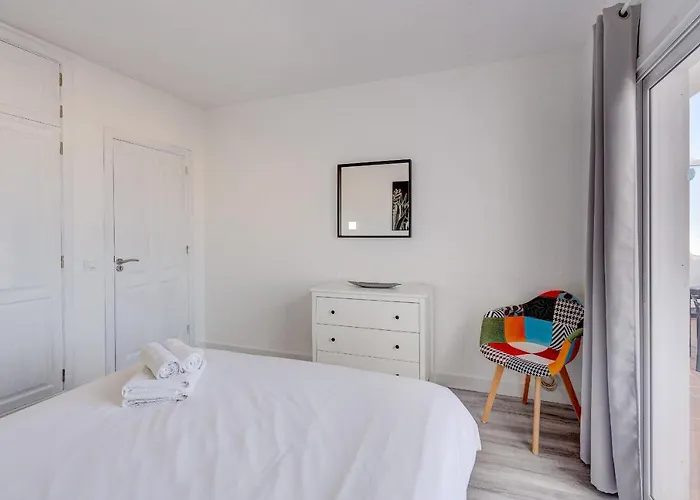 Bright And Modern In Apartment *